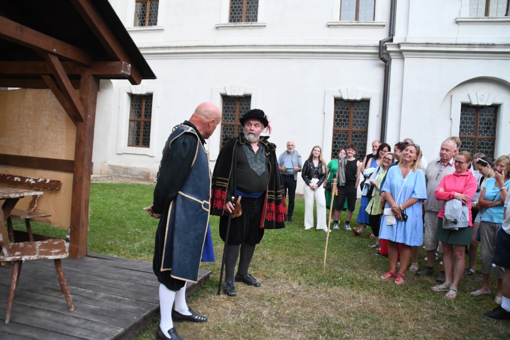 ve dnech 3. 4. 10. a 11. července se opět někteří Divoši zúčastnili hraných prohlídek v Kladrubském klášteře