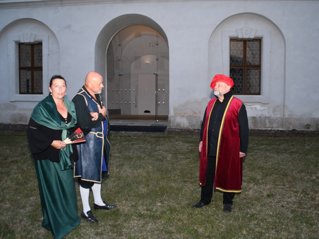 ve dnech 3. 4. 10. a 11. července se opět někteří Divoši zúčastnili hraných prohlídek v Kladrubském klášteře