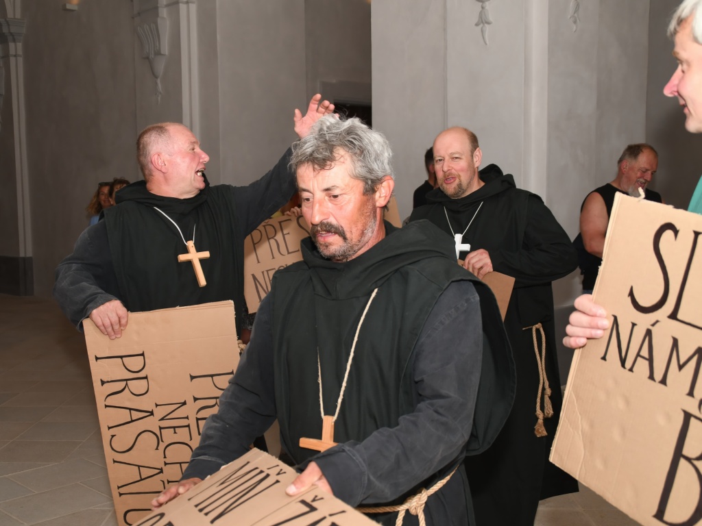ve dnech 3. 4. 10. a 11. července se opět někteří Divoši zúčastnili hraných prohlídek v Kladrubském klášteře